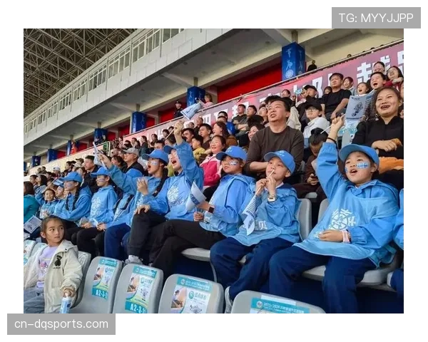 暖心一幕:比赛中途,双方球员与观众为患病小球迷鼓掌加油 暖心一幕:比赛中途,双方球员与观众为患病小球迷鼓掌加油